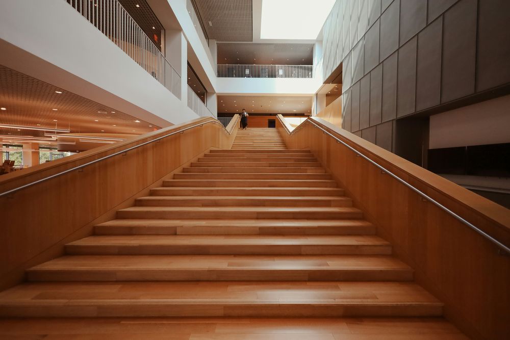 Sauberes Treppenhaus mit Holzstufen